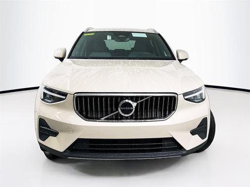 2025 Volvo XC40 B5 Core Bright Theme