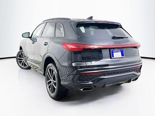Mythos Black Metallic 2026 Audi Q5 PLUS