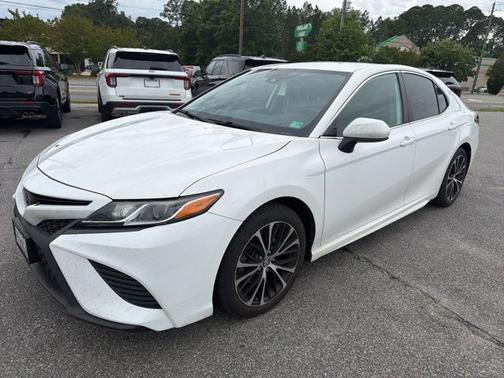 Super White 2019 Toyota Camry SE