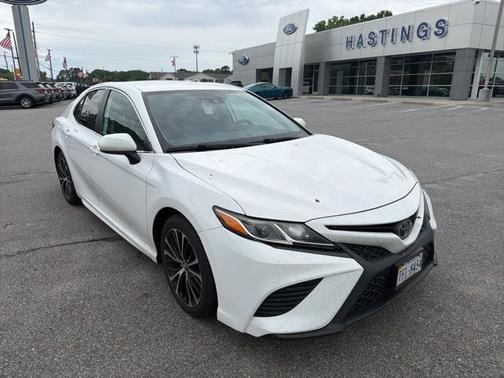 Super White 2019 Toyota Camry SE