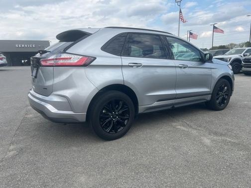 ICONIC SILVER 2024 Ford Edge SE