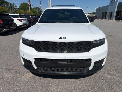 Bright White Clearcoat 2024 Jeep Grand Cherokee LAREDO