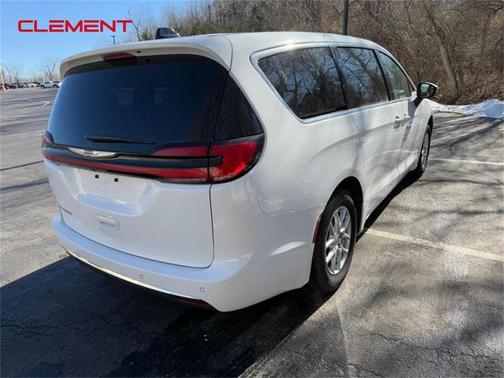2023 Chrysler Pacifica Touring-L