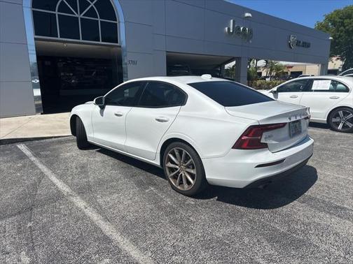 2021 Volvo S60 T5 Momentum