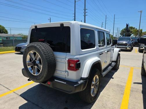 Bright White Clearcoat 2022 Jeep Wrangler Unlimited Sahara