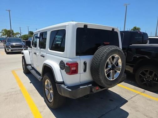 Bright White Clearcoat 2022 Jeep Wrangler Unlimited Sahara