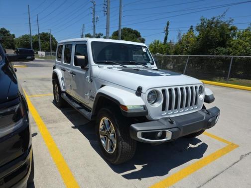Bright White Clearcoat 2022 Jeep Wrangler Unlimited Sahara