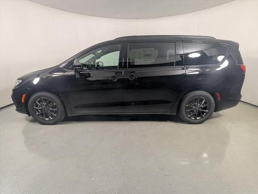 2025 Chrysler Pacifica L