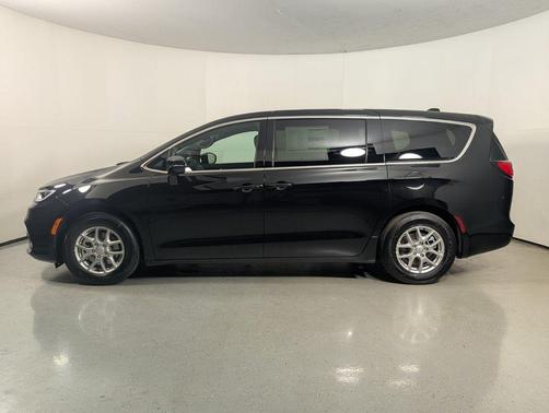 Diamond Black Crystal Pearlcoat 2026 Chrysler Pacifica L