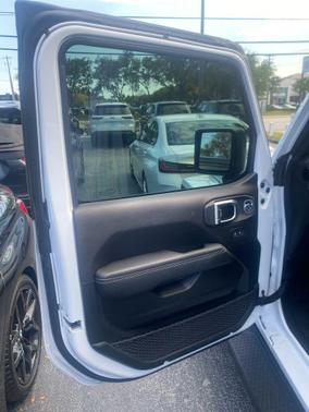 Bright White Clearcoat 2023 Jeep Wrangler 4-Door Sahara 4x4