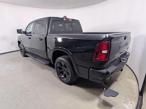 Diamond Black Crystal Pearlcoat 2026 RAM 1500 Big Horn/Lone Star