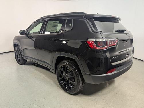 Diamond Black Crystal Pearlcoat 2026 Jeep Compass Latitude