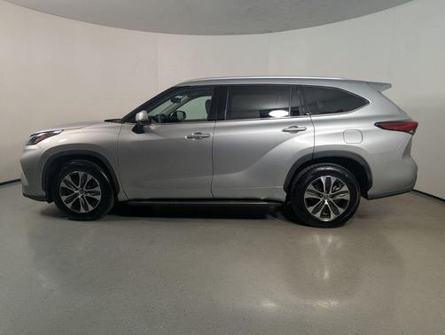 Celestial Silver Metallic 2022 Toyota Highlander XLE