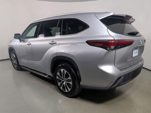 Celestial Silver Metallic 2022 Toyota Highlander XLE