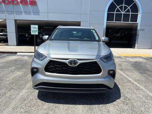 Celestial Silver Metallic 2022 Toyota Highlander XLE