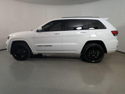 Bright White Clearcoat 2021 Jeep Grand Cherokee Laredo