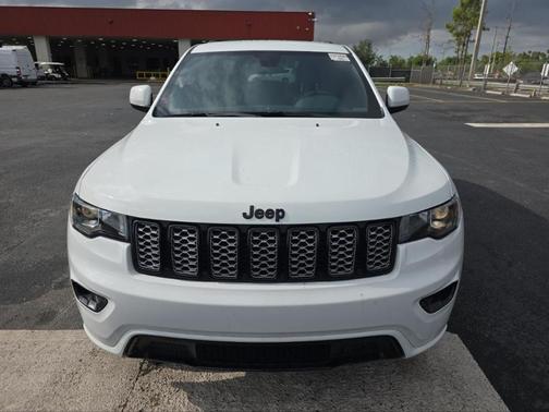 Bright White Clearcoat 2021 Jeep Grand Cherokee Laredo