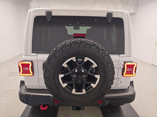 Bright White Clearcoat 2024 Jeep Wrangler Rubicon