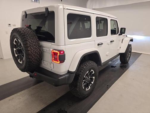 Bright White Clearcoat 2024 Jeep Wrangler Rubicon