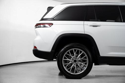Bright White Clearcoat 2027 Jeep Grand Cherokee Limited