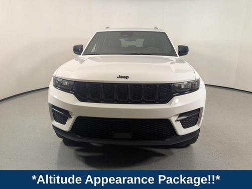 Bright White Clearcoat 2023 Jeep Grand Cherokee Altitude