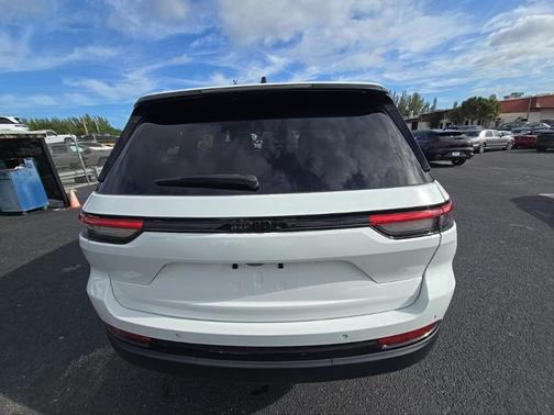 Bright White Clearcoat 2023 Jeep Grand Cherokee Altitude