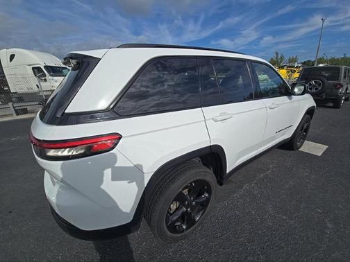 Bright White Clearcoat 2023 Jeep Grand Cherokee Altitude