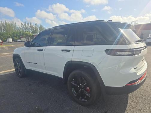 Bright White Clearcoat 2023 Jeep Grand Cherokee Limited
