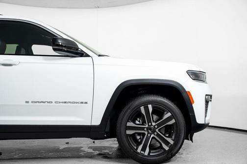 Bright White Clearcoat 2027 Jeep Grand Cherokee Limited