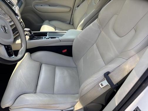 2020 Volvo XC90 T6 Momentum