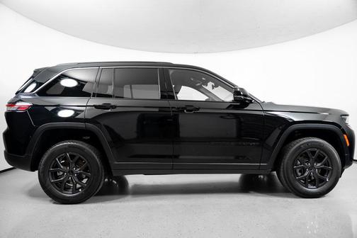 High Gloss Black 2027 Jeep Grand Cherokee Altitude