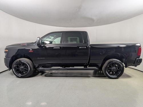 Diamond Black Crystal Pearlcoat 2026 RAM 3500 Big Horn Crew Cab 4x4 6'4' Box