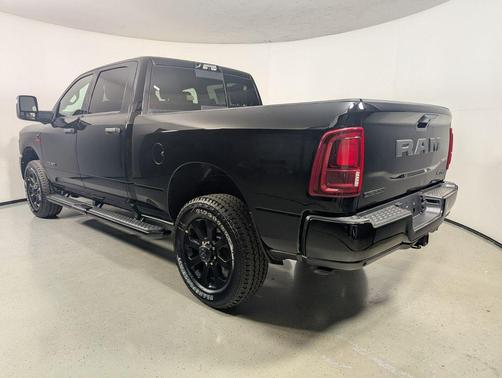 Diamond Black Crystal Pearlcoat 2026 RAM 3500 Big Horn Crew Cab 4x4 6'4' Box
