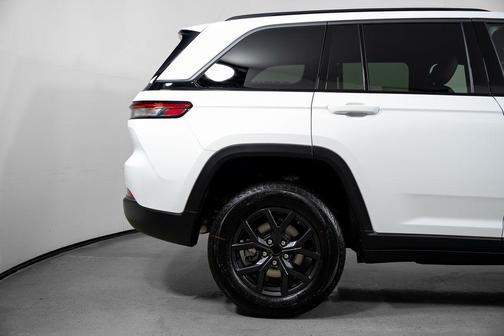 Bright White Clearcoat 2027 Jeep Grand Cherokee Altitude