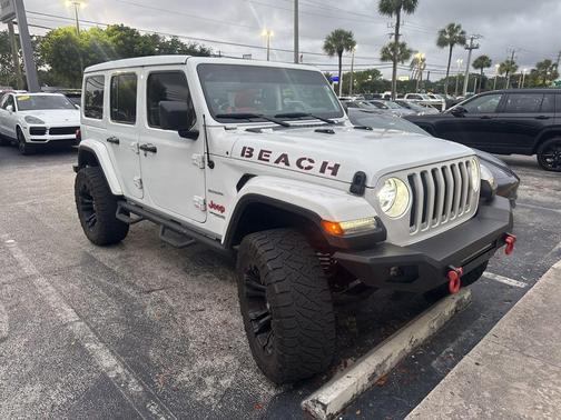 Bright White Clearcoat 2022 Jeep Wrangler Unlimited Sahara