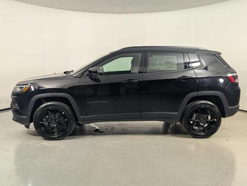 Diamond Black Crystal Pearlcoat 2026 Jeep Compass Latitude