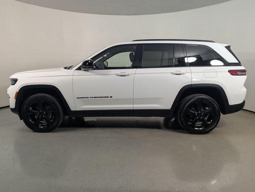 Bright White Clearcoat 2023 Jeep Grand Cherokee Altitude