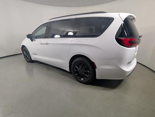 2025 Chrysler Pacifica L