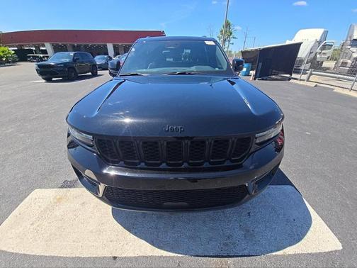 Diamond Black Crystal Pearlcoat 2023 Jeep Grand Cherokee Altitude