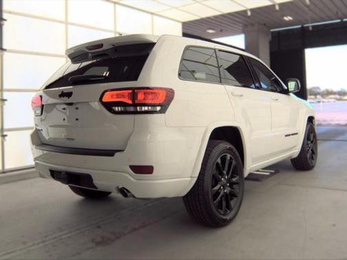 Bright White Clearcoat 2021 Jeep Grand Cherokee Laredo