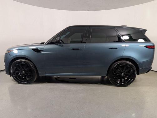 Giola Green Metallic 2024 Land Rover Range Rover Sport SE
