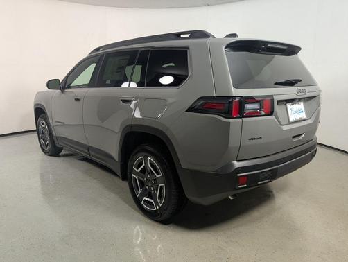 Sting-Gray Clearcoat 2026 Jeep Cherokee Laredo 4x4