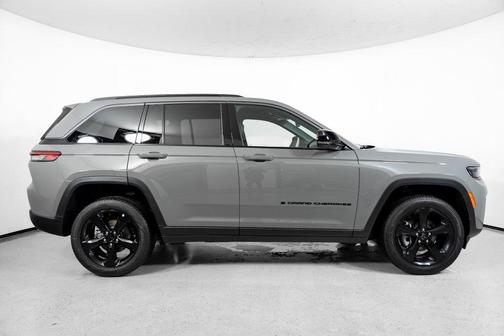 Sting-Gray Clearcoat 2027 Jeep Grand Cherokee Limited