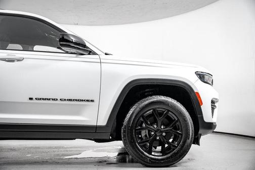 Bright White Clearcoat 2025 Jeep Grand Cherokee Altitude