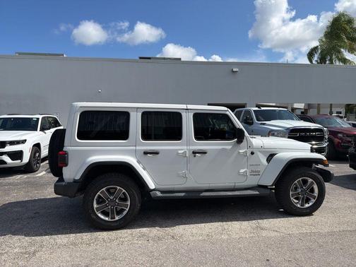 Bright White Clearcoat 2018 Jeep Wrangler Unlimited Sahara