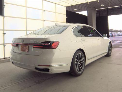 White Metallic 2022 BMW 750 i xDrive