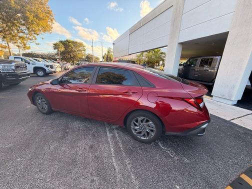 2024 Hyundai ELANTRA SEL