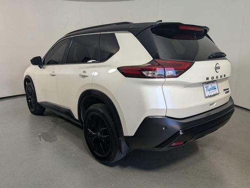 Pearl White Tricoat/Super Black 2023 Nissan Rogue SV