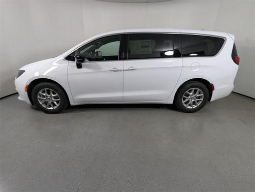2025 Chrysler Voyager LX
