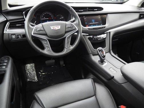 Photo 3 of 35 of 2019 Cadillac XT5 Luxury